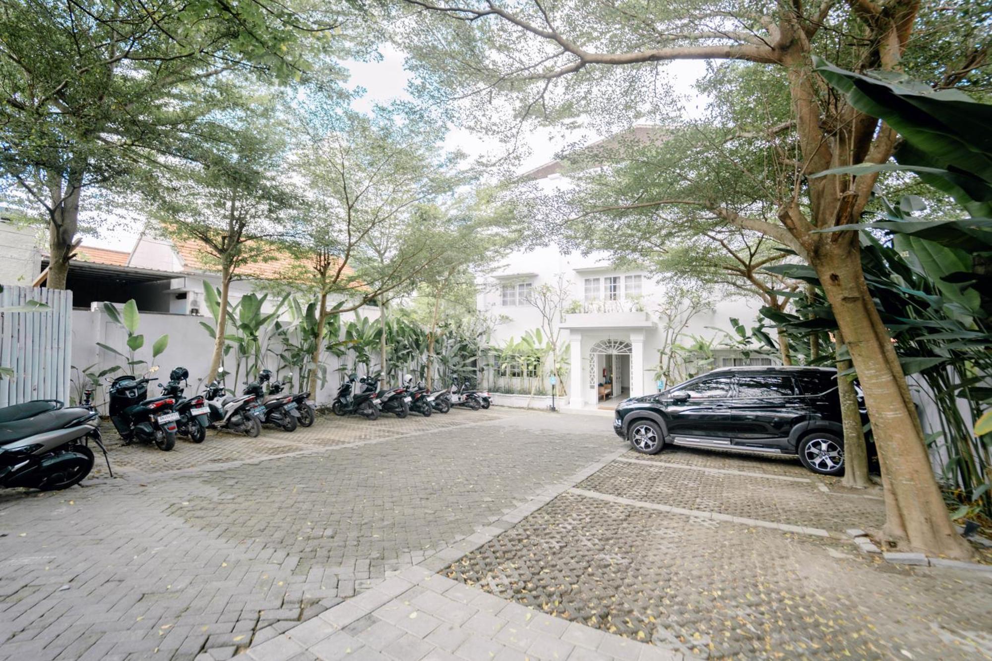 Umalas Suites スミニャック エクステリア 写真